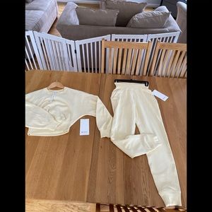 Lululemon Crop Top and High Rise Jogger Set! XS!!